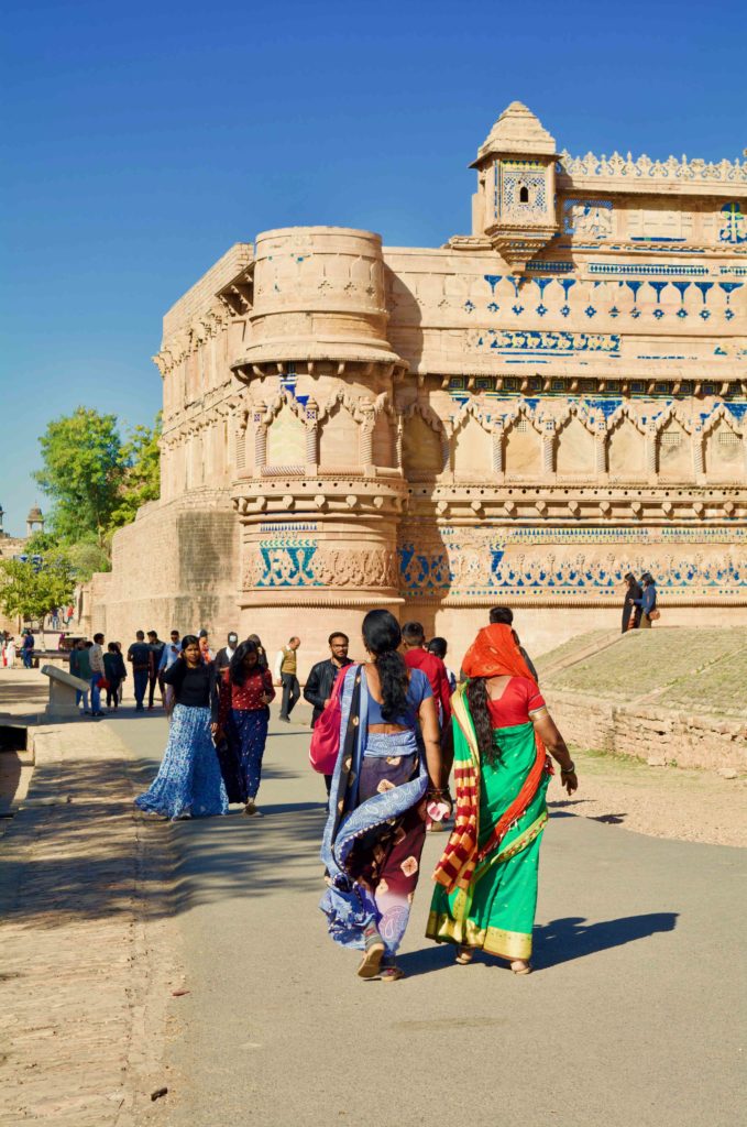 Femme en sari devant le fort de Gwalior Inde