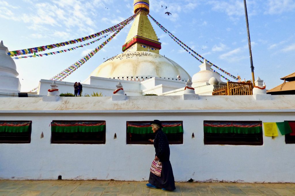 Stupa Swayambhunath destination voyage Kathmandu avec femme en premier plan
