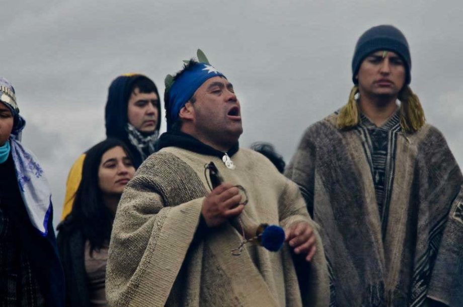 Homme Mapuche qui chante pendant une cérémonie