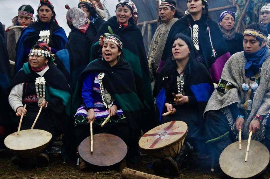 Communauté Mapuche chantant et jouant des percussions