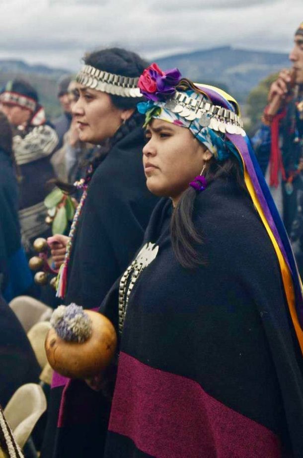 Jeune Mapuche en tenue de cérémonie