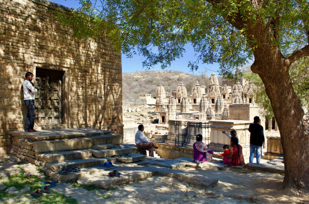 Groupe de personne devant les temples de Bateswar voyage en Inde