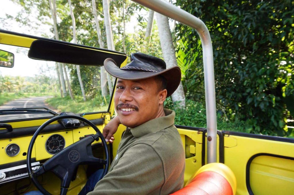 Wayan dans sa VW safari à Bali