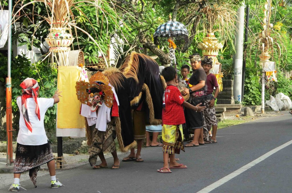 Les enfants jouent avec le Barong à Bali