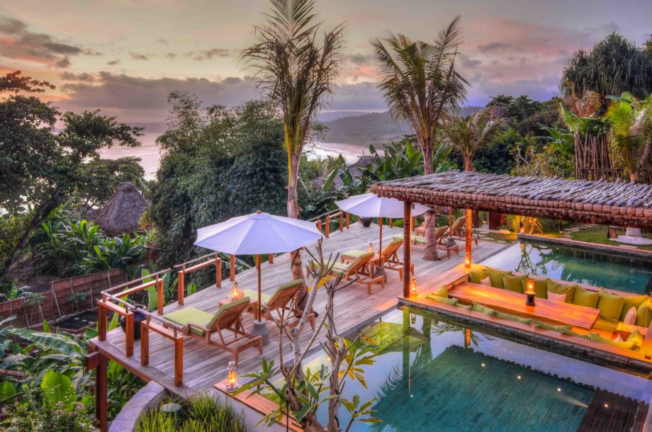 Piscine et transat avec vue sur la mer dans un hôtel de charme à Sumba en Indonésie authentique