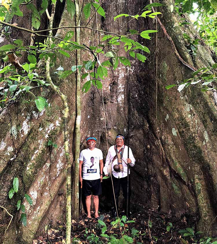 Chefs Achuars au pied d'un arbre dans la foret Amazonienne