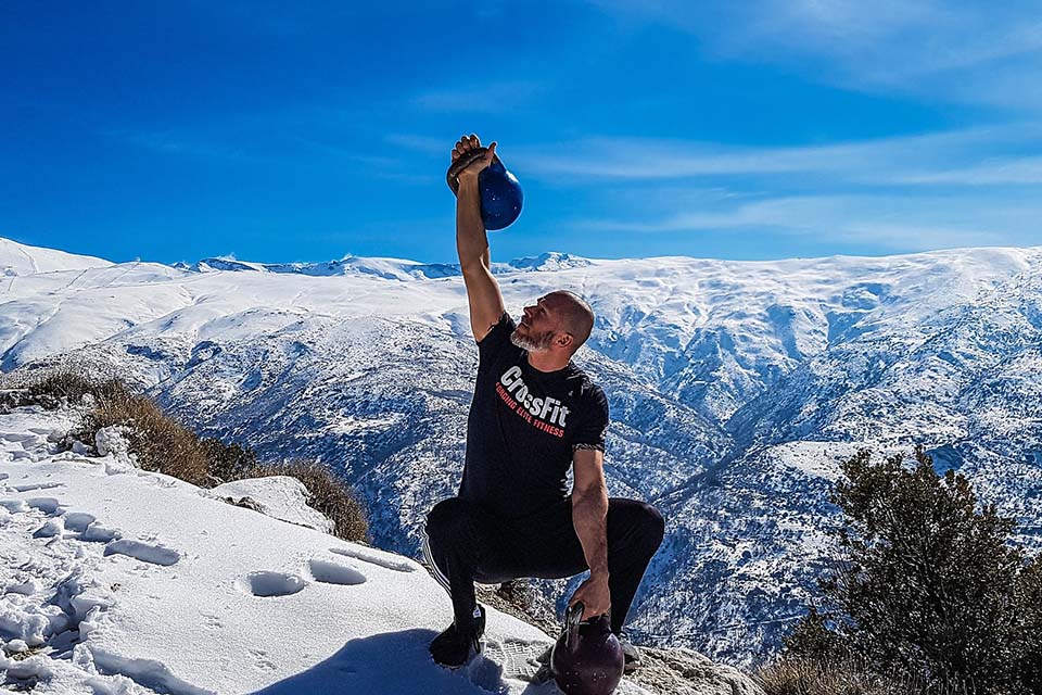 S-CAMP_Homme avec Kettle dans les montagnes Séjour Crossfit Homme avec Kettle dans les montagnes