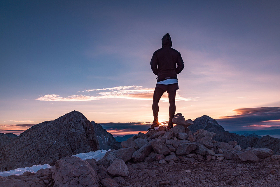 S-Camp_Homme coucher de soleil top montagne_1920_PXB Homme coucher de soleil top montagne séjour CrossFit