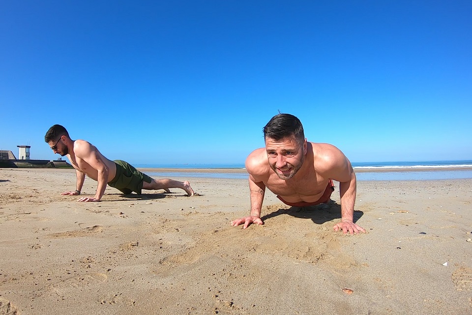 Normandie CrossFit plage ciel bleu push-up